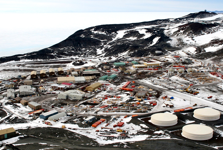 McMurdo (Antártica): A Base McMurdo é a maior instalação de pesquisa científica dos Estados Unidos na Antártica. Localizada na ilha de Ross, ela é operada pela Fundação Nacional de Ciência dos EUA (NSF) e serve como uma base de apoio para várias atividade