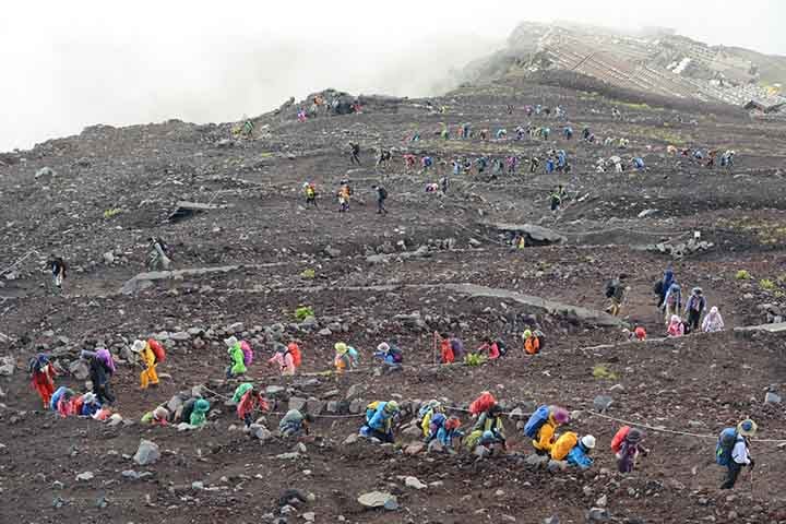 Nele, há um cone vulcânico frequentemente nevado sendo uma figura importante da arte japonesa. O trabalho artístico que retratou esta montanha é conhecido como “36 vistas do monte Fuji”, do pintor de Ukiyo-e, Hokusai. Existem também inúmeras menções ao mo