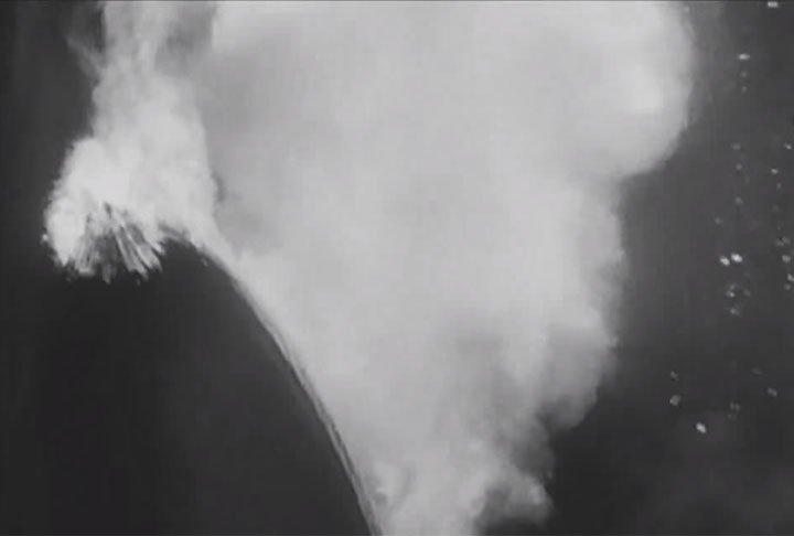 Vazamento de hidrogênio: O Hindenburg era movido a hidrogênio, um gás altamente inflamável. Uma possível fuga desse elemento químico pode ter contribuído para a propagação rápida do fogo.