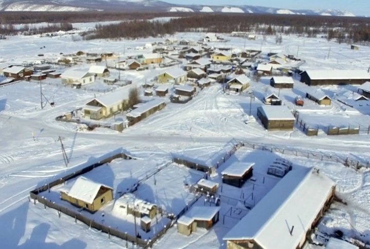 Apesar do clima inóspito, algumas pessoas vivem em Oymyakon, principalmente envolvidas na criação de renas, caça e pesca. 