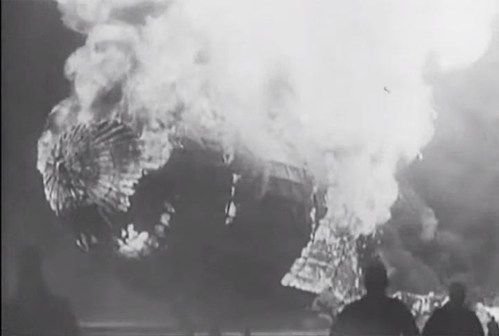 O fogo consumiu o Hindenburg em questão de segundos, transformando-o em uma massa de destroços em chamas.