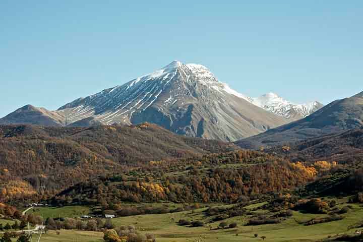 Existem no Monte Fuji vários locais como as cavernas, a floresta Aokigahara e os santuários tradicionais. Atualmente, composto por aproximadamente 50% de lava basáltica, os cientistas identificaram três fases distintas da atividade vulcânica, que resultar