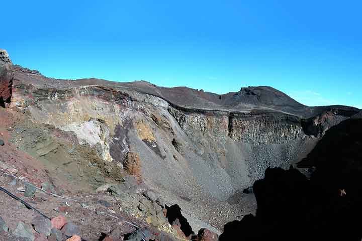 A ladeira do Monte Fuji está cheia de santuários budistas, arcos torii e outros elementos da cultura nipônica. Existem oito picos, sendo o ponto mais alto do Japão. Ele tem um antigo edifício com um radar, todos acessíveis bastando aos visitantes circular