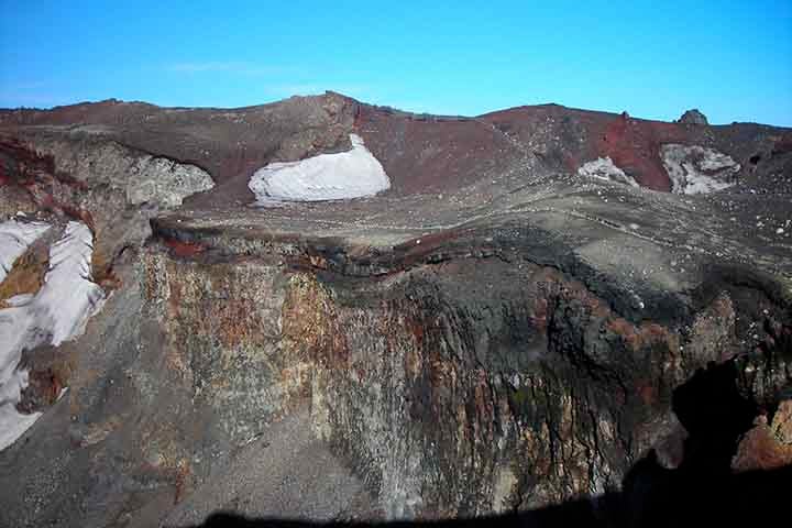 O Monte Fuji localiza-se num ponto de encontro da placa Euroasiática a Placa de Okhotsk e da Placa das Filipinas, sendo estas placas que formam as partes ocidental e oriental do Japão e a península de Izu, respetivamente.