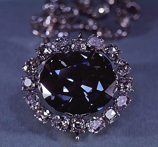 Em 10 de novembro de 1958, o Diamante Hope foi doado ao Instituto Smithsonian e, por lá, passou a ser a atração principal. Misteriosa e amaldiçoada, a peça tem atualmente o peso de 45,22 quilates e vale milhões de dólares. A história do cristal de tom azu