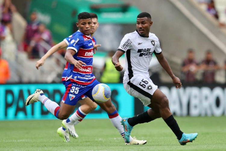 Hércules e Cuiabano disputam lance no jogo Fortaleza x Botafogo, no Castelão, pela Série A 2024