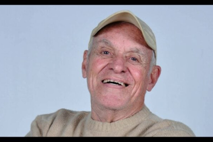 Narrador esportivo Silvio Luiz, de programa da Record, volta para hospital em São Paulo dias depois de receber alta