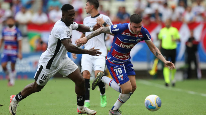 Bastos e Renato Kayzer disputam lance no jogo Fortaleza x Botafogo, no Castelão, pela Série A 2024 