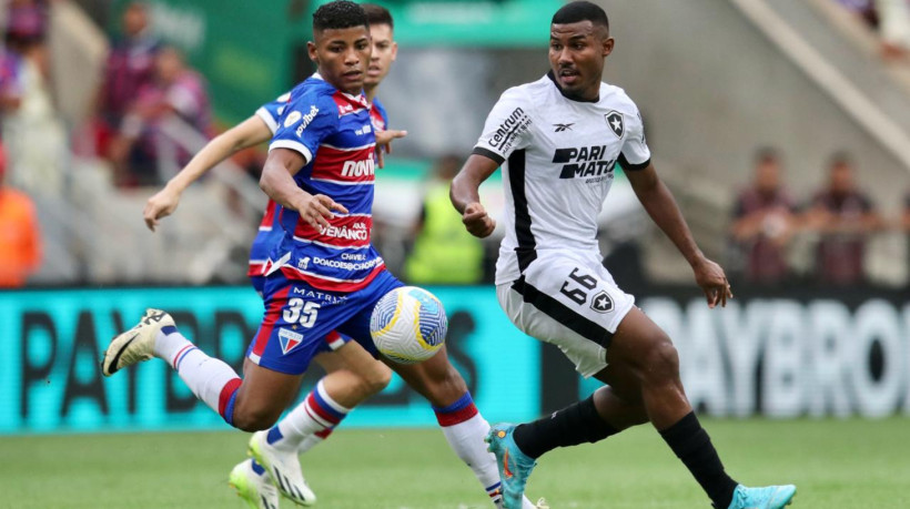 Hércules e Cuiabano disputam lance no jogo Fortaleza x Botafogo, no Castelão, pela Série A 2024 