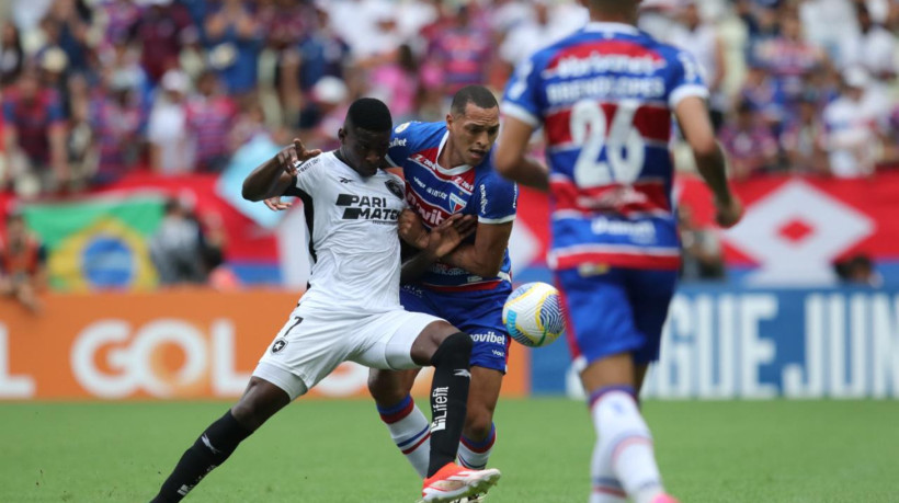 Luiz Henrique e Titi disputam lance no jogo Fortaleza x Botafogo, no Castelão, pela Série A 2024 