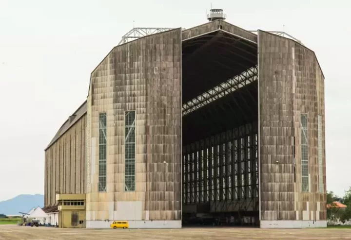 Uma curiosidade interessante é que o Hindenburg fazia viagens constantes da Alemanha aos EUA e também ao Brasil. Existia até um hangar exclusivo no RJ (onde hoje é a Base Aérea de Santa Cruz), chamado de Hangar do Zeppelin.
