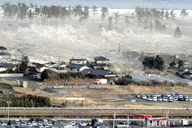 11/3/2011 - Um terremoto de magnitude 9, seguido por tsunami (ondas de 38m de altura), arrasou a costa leste de Honshu, a maior ilha japonesa. Deixou 16 mil mortos, 5 mil feridos, 4,6 mil desaparecidos e 130 mil desabrigados (300 mil imóveis destruídos). 