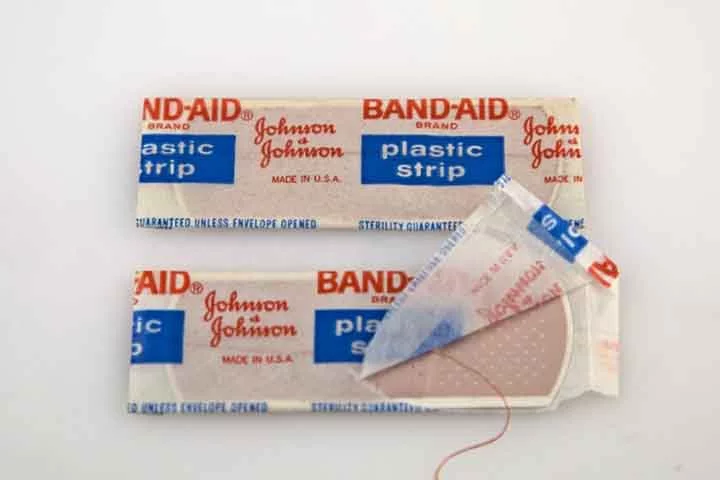 Band-Aid - Marca de bandagem adesiva para pequenas feridas ou cortes. Foi criada em 1920 pela empresa americana Johnson e Johnson. 
