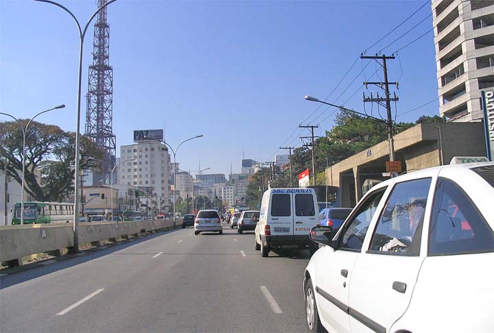 A Rua Cardeal Arcoverde e a Avenida Doutor Arnaldo, na zona oeste, foram os locais das primeiras instalações.