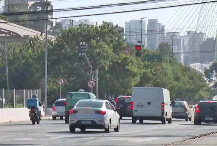 Como funciona? O tempo para mudança de verde para vermelho varia de acordo com o número de veículos na via naquele momento. 