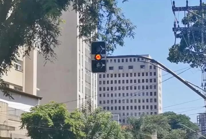 É uma automação que regula essa mudança para teoricamente melhorar o fluxo de trânsito. Quando o semáforo detecta um determinado volume de veículos, alterna o verde e o vermelho num cálculo que permite melhor fluidez. 