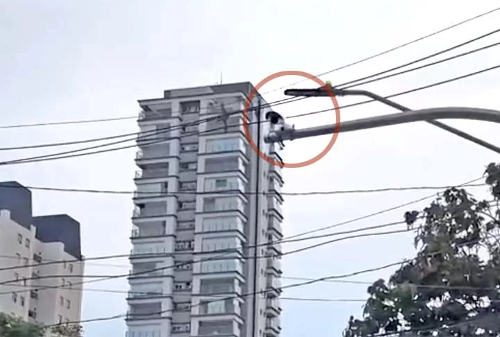 Os “semáforos inteligentes” são integrados com câmeras que atuam de forma conjunta para detectar o risco de congestionamento e fazer a adaptação necessária. 