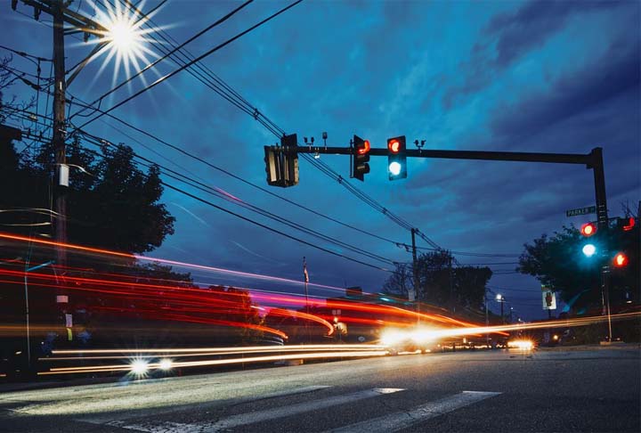 A partir dessas imagens é possível avaliar a quantidade de veículos. Em tempo real, um sistema transforma as imagens em dados. Por meio de algoritmos, o sistema ajusta o tempo de abertura dos semáforos.