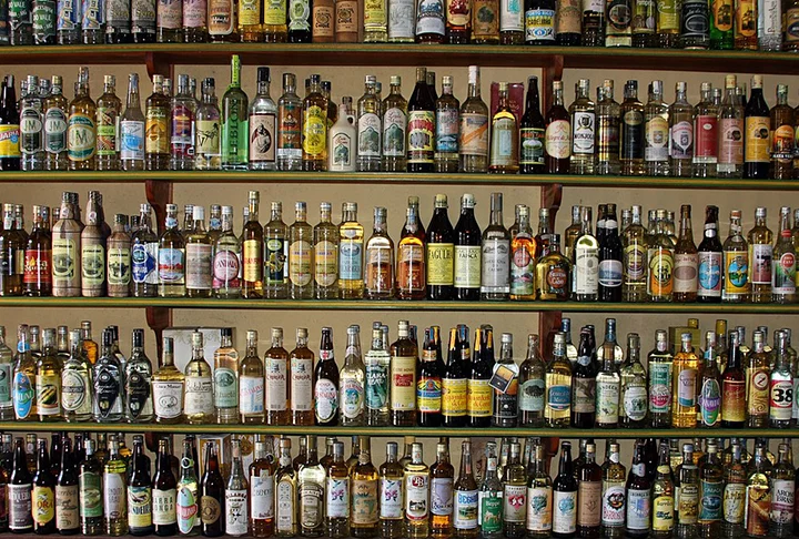 Também chamada de pinga, cana ou caninha, a cachaça é uma aguardente de cana-de-açúcar  obtida pela fermentação e destilação do caldo da cana. 