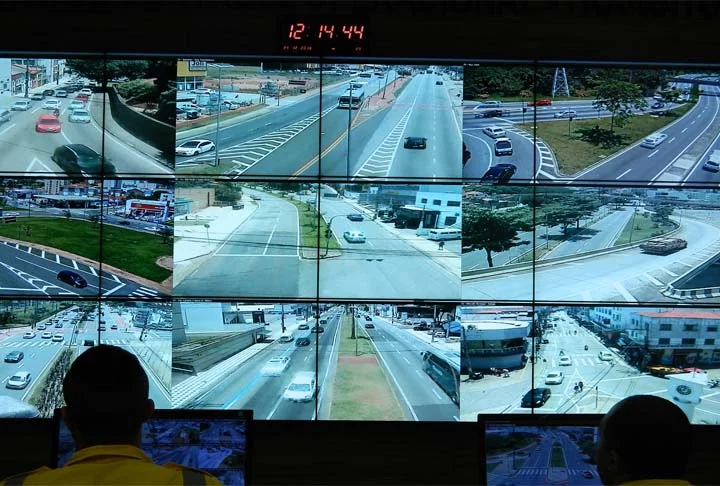 A operação é acompanhada em tempo real por uma central de monitoramento da Companhia de Engenharia de Tráfego (CET). 