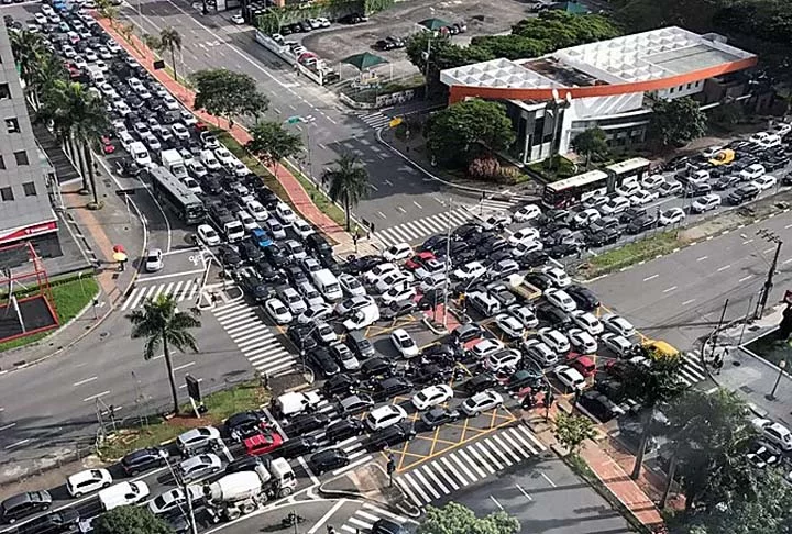 Os atuais semáforos funcionam a partir de uma programação preestabelecida. A programação é feita a partir de uma tabela diária, com o fluxo de cada via.