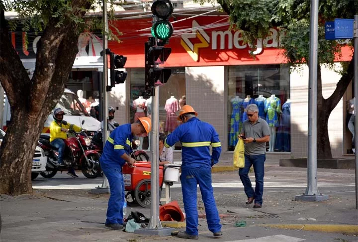 A renovação da rede semafórica tem acontecido também por conta de quebras e furtos de cabos elétricos para abastecer o mercado ilegal de cobre. 