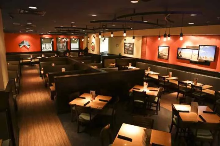 O Outback chegou ao Brasil em 1997, com a inauguração de um restaurante na Barra da Tijuca, no Rio de Janeiro. 

