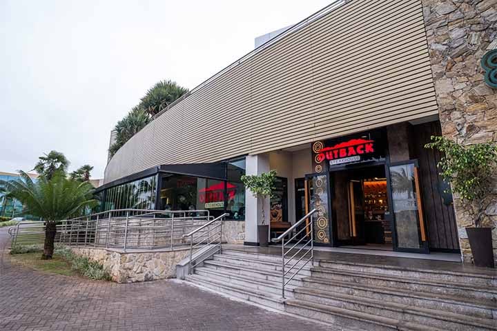 O Outback Steakhouse foi fundado em 1988 com o conceito de culinária americana com toque australiano.

