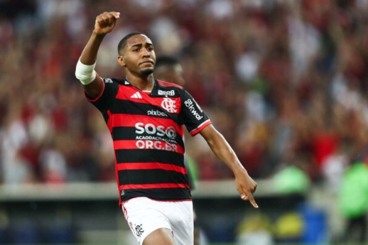 Camisa 19 do Flamengo foi o grande destaque na vitória contra o Corinthians, no sábado, no Maracanã