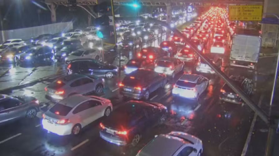 O recorde de engarrafamento na cidade de São Paulo ocorreu em 22/3/2024. Às 19h, numa noite chuvosa, a capital tinha 1.371 km de trânsito lento ou parado. O índice foi 28,7% mais alto do que o congestionamento de 21/2/2024, que até então era o maior do an