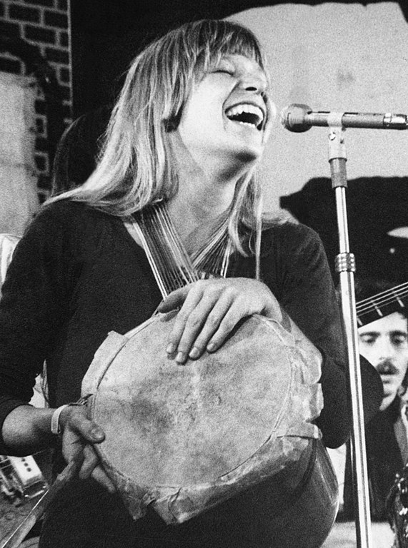 Sua carreira teve início nos anos 60, quando ela se tornou parte da banda “Teenage Singers”, com outras duas amigas.