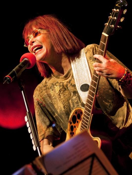 O fim do relacionamento veio ao mesmo tempo em que a banda acabou, em 1972. Depois disso, Rita iniciou sua bem-sucedida carreira solo, lançando uma série de álbuns aclamados e explorando uma ampla gama de estilos musicais. 