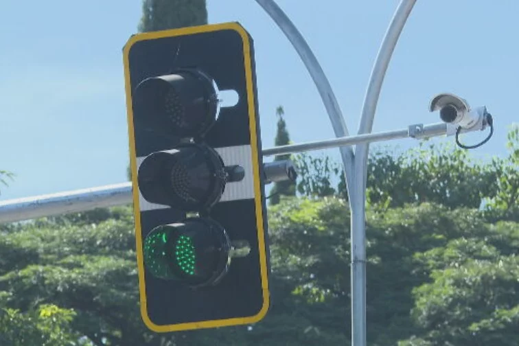 Os semáforos inteligentes têm essa borda amarela, para serem diferenciados dos comuns.  Eles foram instalados numa tentativa de reduzir os notórios engarrafamentos da capital paulista. 