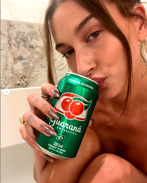 Atualmente, Hailey Bieber é considerada uma das principais influenciadoras de moda e beleza, com 52 milhões de seguidores só no Instagram.