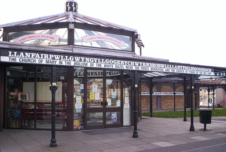 A estação de trem é um dos lugares que mantêm o nome completo para atrair a atenção de quem chega à cidade. 