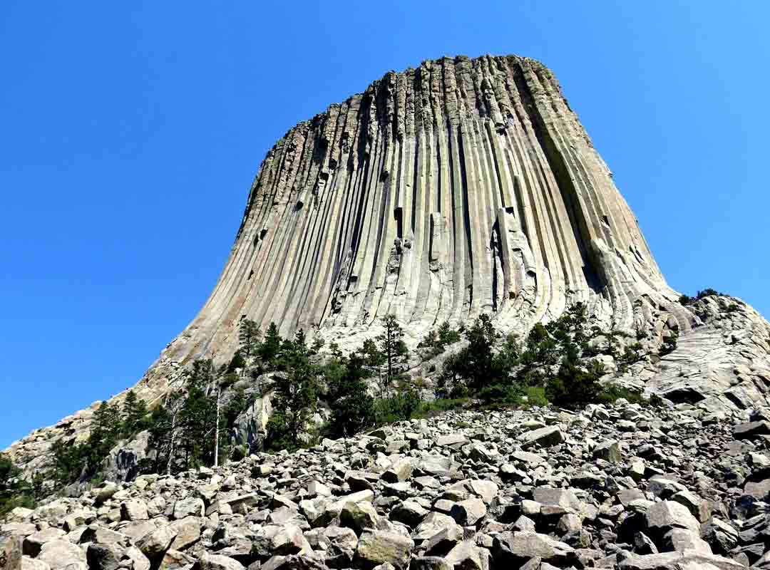 Torre do Diabo, EUA: Essa é uma maravilha geológica localizada no nordeste de Wyoming. A formação se destaca dramaticamente das planícies ao redor, elevando-se 386 metros acima do Rio Belle Fourche.