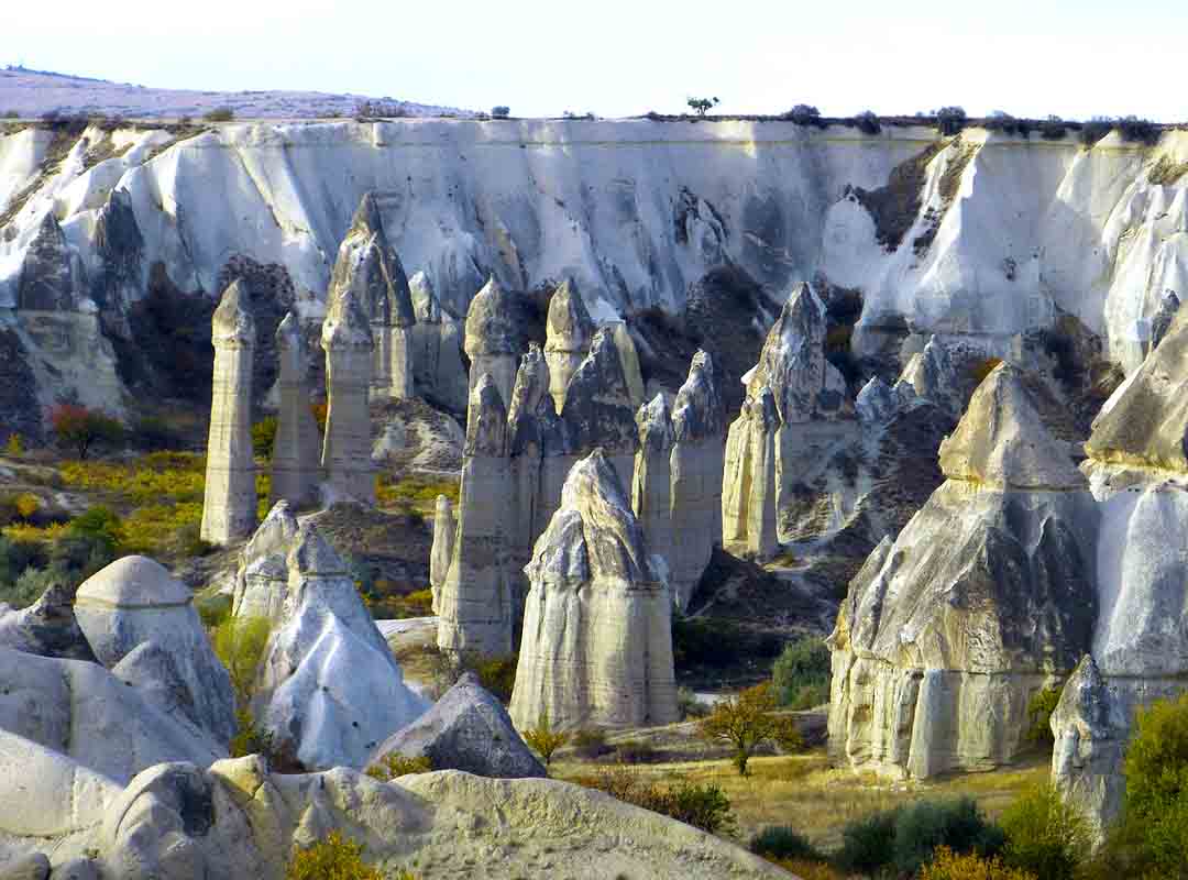 Chaminés de Fada, Turquia: Encontradas na região da Capadócia, essas formações geológicas são altas e finas e contam com uma pedra grande no topo. Eles se formam quando a rocha macia é erodida pelo vento e pela água, deixando para trás uma coluna de rocha