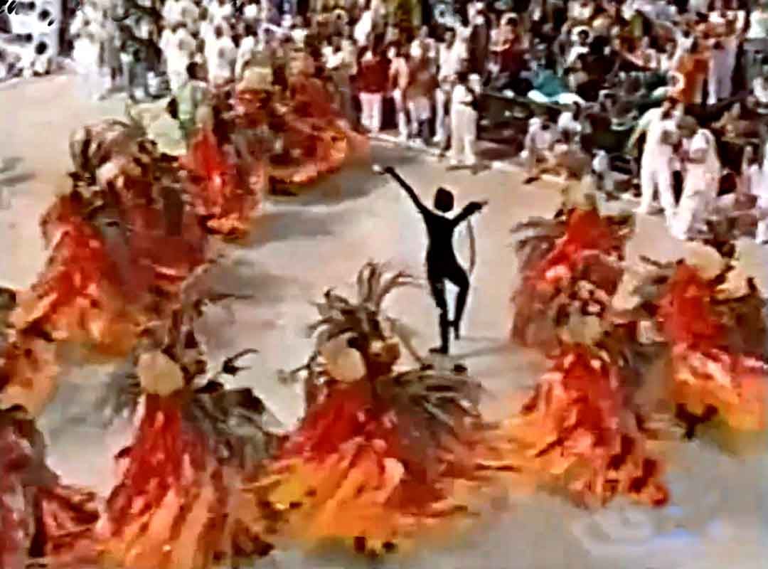 Vice-campeã, em 2001, a Beija-Flor realizou um desfile sobre Nã Agotimé, uma rainha africana traída pelo próprio filho e vendida como escrava para o Brasil.