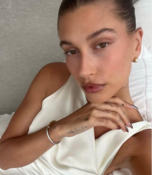 [...] Eu sei que pode ser divertido alimentar essas histórias, mas apenas saibam que elas são sempre falsas. Desculpe por estragar tudo”, comentou Hailey, na ocasião.