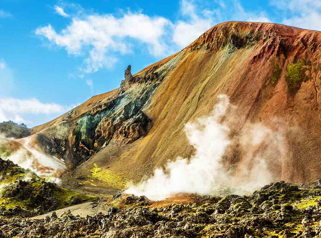 Landmannalaugar, Islândia: É uma área vulcânica de alta altitude localizada na Reserva Natural Fjallabak, a norte da vasta caldeira Laugahraun. Além dos vales verdejantes, o lugar é conhecido pela sua paisagem montanhosa multicolorida com picos de riolito