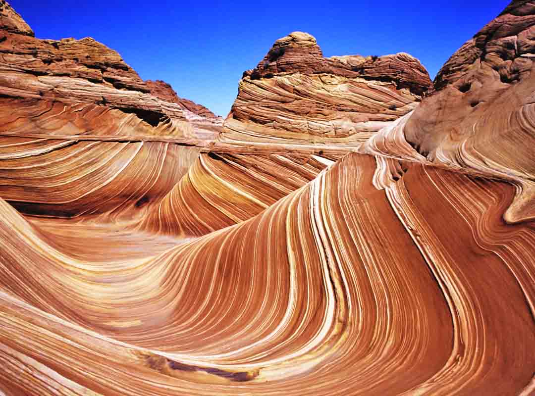 The Wave, EUA: É uma formação rochosa de arenito ondulada, localizada no Monumento Nacional Vermilion Cliffs, no norte do Arizona. É tão preservado que apenas 20 pessoas por dia são autorizadas a caminhar na área e as licenças devem ser obtidas através de