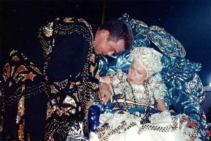 Em 1995, a escola de Nilópolis levou para avenida uma homenagem à cantora lírica Bidu Sayão, desenvolvida pelo carnavalesco Milton Cunha. 