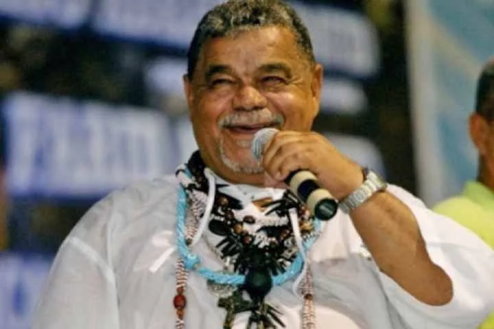 Na final do concurso de samba-enredo de 1975, existia a dúvida sobre qual seria o melhor entre os dois finalistas. Dono de um conhecimento musical acima da média, o autodidata, Laíla, resolveu então unir as melhores partes de cada samba, criando assim a j