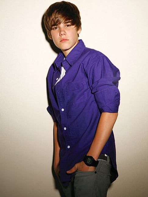 Em 2010, Bieber lançou seu primeiro álbum completo, My World 2.0, que dominou as paradas e o consolidou como um ídolo teen.