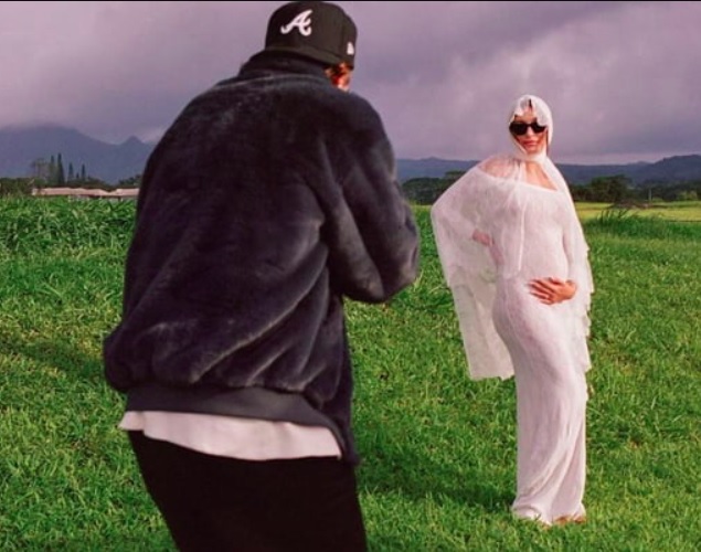 Outras imagens que parecem um ensaio romântico também mostravam Justin tirando fotos e coordenando as poses de Hailey.