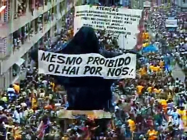 Na avenida, a Beija-Flor levou um desfile que marcou a história do carnaval com a emblemática imagem do Cristo mendigo, coberto por exigência judicial e trazendo a frase mesmo proibido, olhai por nós. A escola ficou com a segunda colocação, atrás da Imp