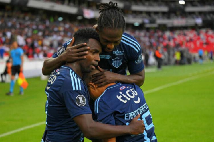 Tento da vitória saiu em raro contra-ataque colombiano ainda na primeira etapa