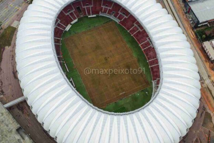 Por conta das chuvas que assolam o Rio Grande do Sul, CT do Inter ainda está submerso, enquanto o estádio teve a grama praticamente destruída