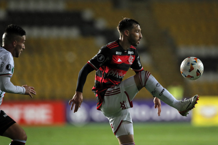 Lateral-esquerdo Matías Viña no jogo Palestino x Flamengo, no Estádio Municipal Francisco Sánchez Rumoroso, pela Copa Libertadores 2024