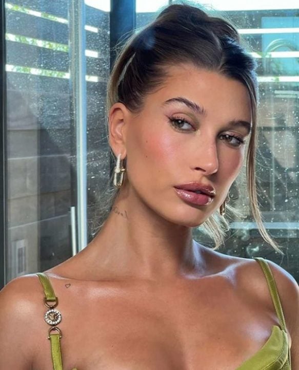 Em março, a modelo e empresária desmentiu uma série de boatos envolvendo o relacionamento dela com o cantor. Uma semana antes, o pai dela havia publicado um vídeo que mostrava Justin cantando uma música gospel e pediu aos fãs para rezarem pelos dois.